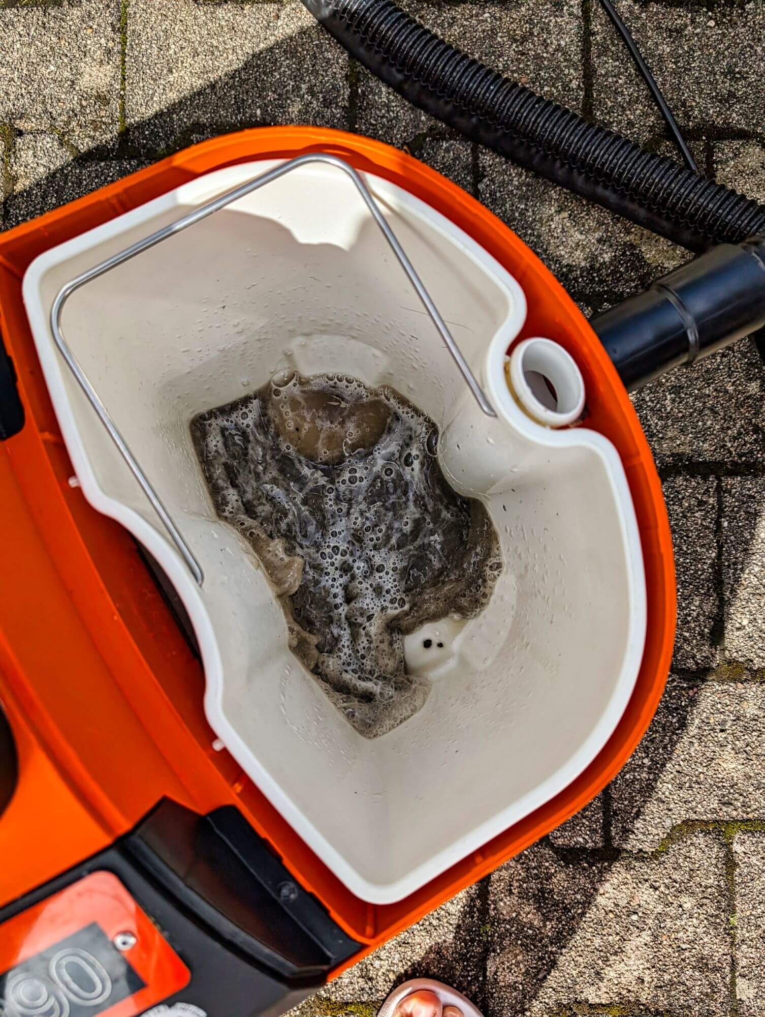 Autositz Schmutzwasser nach Reinigung