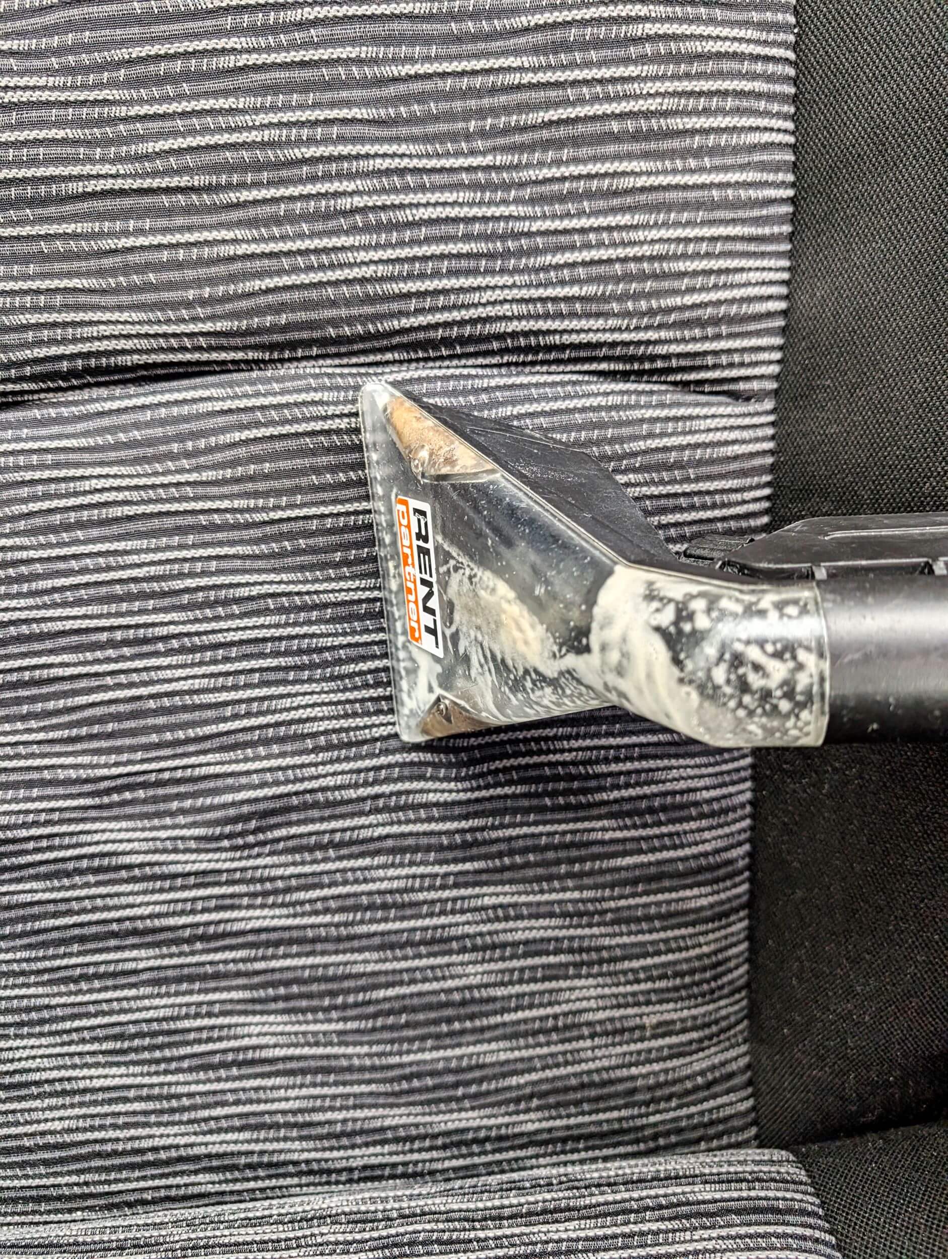 Nassen Autositz absaugen