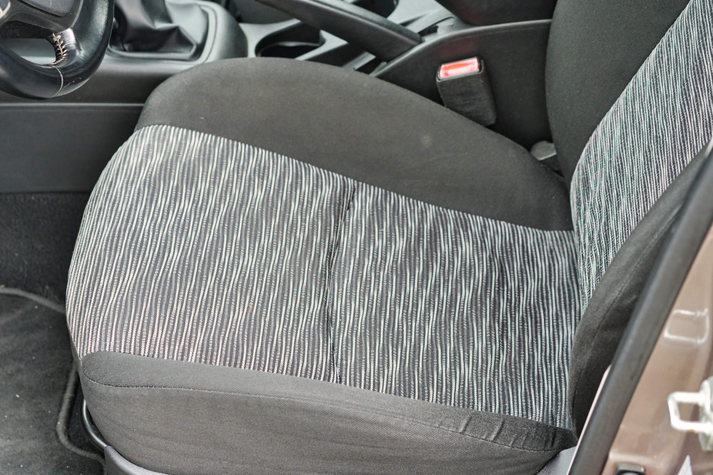 Schmutziger Autositz vorne